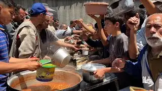 نازحون يتزاحمون للحصول على الطعام من تكية خيرية في مخيم النصيرات وسط قطاع غزة
