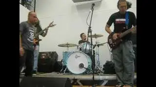 Greyhoundz - Apoy(live@nino avenido's bass clinic2012)