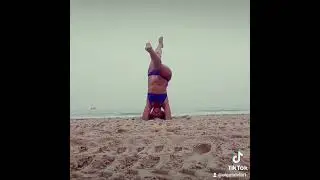 Yoga time. 🧘&zwj;♀️⏳🌞 | Время Йоги. Море, Солнце, Разминка. 🙂🙏 🌊 | יוגה בחוף הים 🐬