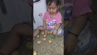 Aalu ke sath khel rhi h shivi ❤️😘