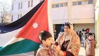 الطالب سراج الجنيدي يرفع العلم الاردني مع النشيد الوطني في مدرسة سعيد علاء الدين الأساسية