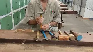 Martillos y macetas en carpintería
