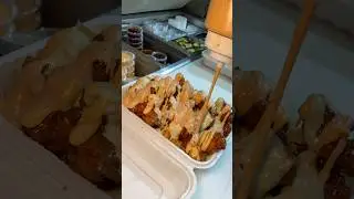 These SWEET CHILI CHICK N POP LOADED FRIES from 375 Chicken in NYC & NJ are a MUST! 🤤 #DEVOURPOWER
