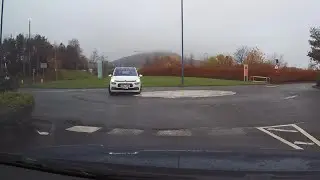 You'd think a taxi driver would know better 🤣