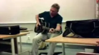 Mats spelar gitarr