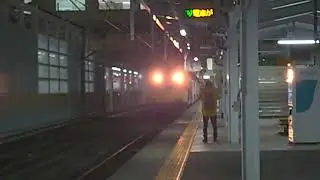 EF64-1030に牽引され、側面表示幕やヘッドマーク、特急マークも外され、始発列車の特急「しなの」と出合った、二度と本線で営業運行をする事が無くなった、185系OM8編成配給輸送列車。