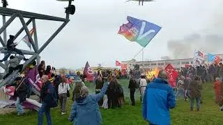 Gr&egrave;ve du 23 mars, Rochefort : manifestation contre la r&eacute;forme des retraites au rond-point de l'avion