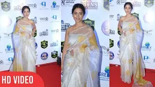 Beautiful Hina Khan at the Red Carpet of Lions Gold Awards