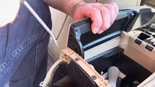 Как снять подлокотник на Mercedes W212, W204, W207 купе #перетяжкасалона #подлокотник #авто
