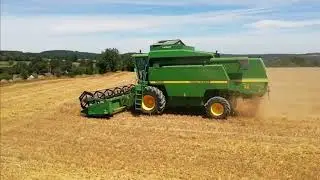 Moisson d'orge avec un batteuse JD 2266 / tracteur Renault