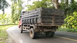 Memantau Truck muatan bersaing ngebut ditikungan nanjak sor Saman gede lahor 