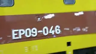 Prezentacja zewnętrzna lokomotywy EP09 - 046 na TLK SPODEK na stacji PKP Poznań Gł&oacute;wny