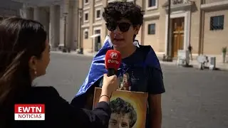 &ldquo;El Papa se detuvo y firm&oacute; mi cuadro de Acutis