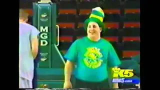Softy dunks during a Sonics game
