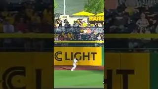 Bryan Reynolds makes stellar running catch!