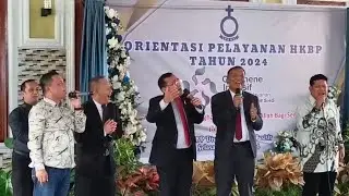 Ephorus HKBP Menyanyikan 