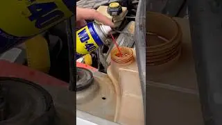 &Eacute; s&oacute; jogar WD 40 no motor do seu carro #carro #wd40 #dicas #automotive #dicascaseiras #lavacar