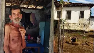 E ASSIM QUE ELE VIVE, SOZINHO NA SUA CASINHA COM GALINHAS,  GATOS E CACHORROS