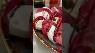 Еще одна подача салата Капрезе, с  каперсами.