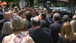 Aplausos à saída da urna de Maria Barroso da igreja