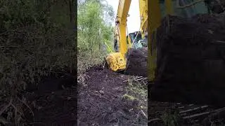приехали спасать экскаватор
