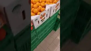 Супермаркет Conad давит мандарины
