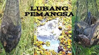 Di Bawah Lubang kecil ini dihuni Banyak ikan//pemancing pasti pengin menemukan spot seperti ini.
