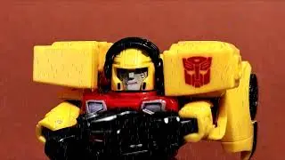 Transformers: Armada - Hot Shot shows Side Swipe the ropes