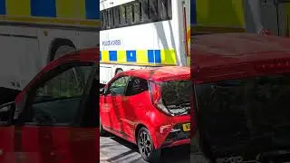 Лондон.  Лошади. Полиция. Фургон. Пробки.London. Horses. Police. Van. Traffic.