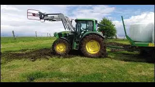 Jeleń walczy dzielnie mokre sianokosy wpadka z belami John deere 6230 Pronar T026 sound engine