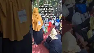 ibu ibu pengunjung di lembur pakuan KDM lagi jajam es cincau cianjur ramai sekali