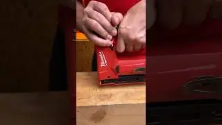 Аккумуляторный степлер Milwaukee M12 BST #milwaukee #milwaukeetools #скобозабиватель #обзор #тест