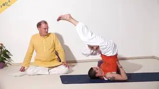 Halber Lotus im Pflug - Yoga Asana Lexikon