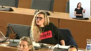 Sabria Bouallaga &eacute;met des doutes quant &agrave; un compacteur &agrave; d&eacute;chets devant une boulangerie orientale