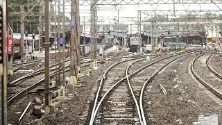 पुणे जंक्शन से निकलकर पुणे शहर को पार करते हुए निकली डेक्कन क्वीन एक्सप्रेस।।