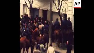 SYND 25-8-72 POLICE RAID A FUNERAL WAKE, BEING HELD FOR TERRORISTS