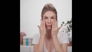 Beauty Expo Online | Arcaya Distribution - Applying an Ampoule