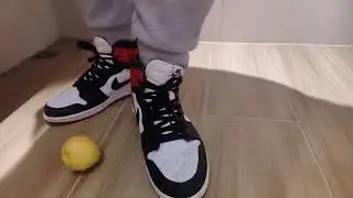 Jordan 1 satin stomping a pear