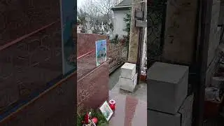 NICOLAE CEAUSESCU GRAVE . HE WAS THE FORMER ROMANIAN COMUNIST PRESIDENT .