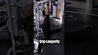 The exercise your spine is begging you to do. 🦾 #deadhang #gripstrength #fitnesshacks #longevity