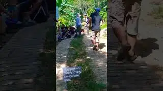 Gotong-royong membaiki jalan...