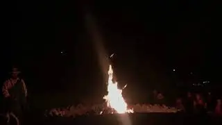 Дядя рассказывает традиционные гавайские истории в отеле Aulani, A Disney Resort & Spa на острове...