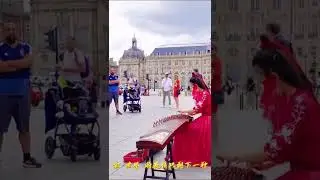 Guofeng beauty plays zither on the streets abroad, attracting countless people to watch