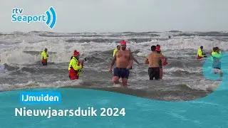 Zo'n 700 deelnemers starten 2024 met frisse duik op strand IJmuiden