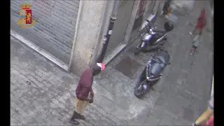 Genova, lo spaccio nei vicoli accanto ai bambini