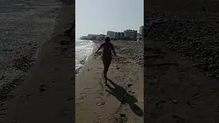 Beautiful running along the beach in November. Красиво бегу по пляжу в ноябре #shorts