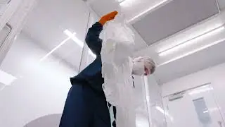 Procedimiento para ponerse Tyvek&reg; IsoClean&reg; IC 193 en una sala limpia de Grado A/B