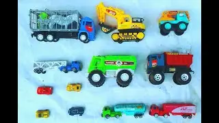 membersihkan mainan anak-anak yang kotor dari lumpur, ,mobil truk,excavator,mobil balap ,peti kemas