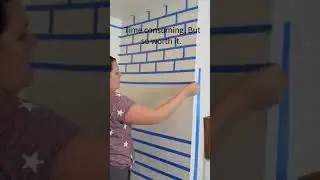 Приклеивание плитки под кирпич с помощью малярного скотча и картонного шаблона