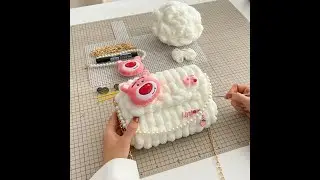 T&uacute;i tự đan gấu d&acirc;u B HANDMADE thủ c&ocirc;ng diy bằng len b&ocirc;ng bi, gắn gấu b&ocirc;ng phối charm Lotso dễ thương